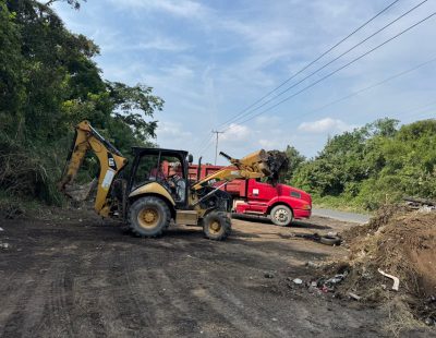 Gobierno de Tuxpan limpia basurero clandestino ubicado en la orilla de la carretera Tuxpan-Tamiahua