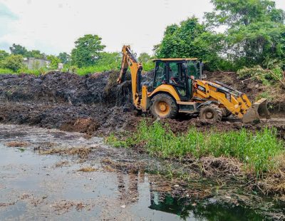 Se intensifica la limpieza de canales y zanjas en varias colonias de la ciudad para reducir el riesgo de inundaciones