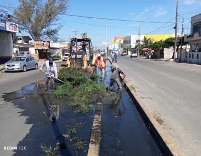 Se realiza la limpieza, saneamiento y desazolve de la avenida Cuauhtémoc con personal de Obras Públicas, CAEV y Parques y Jardines