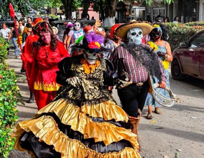 Con el programa cultural “Ruta de las Almas”, en el Panteón Jardín, el Ayuntamiento de Tuxpan celebró el Día de Muertos