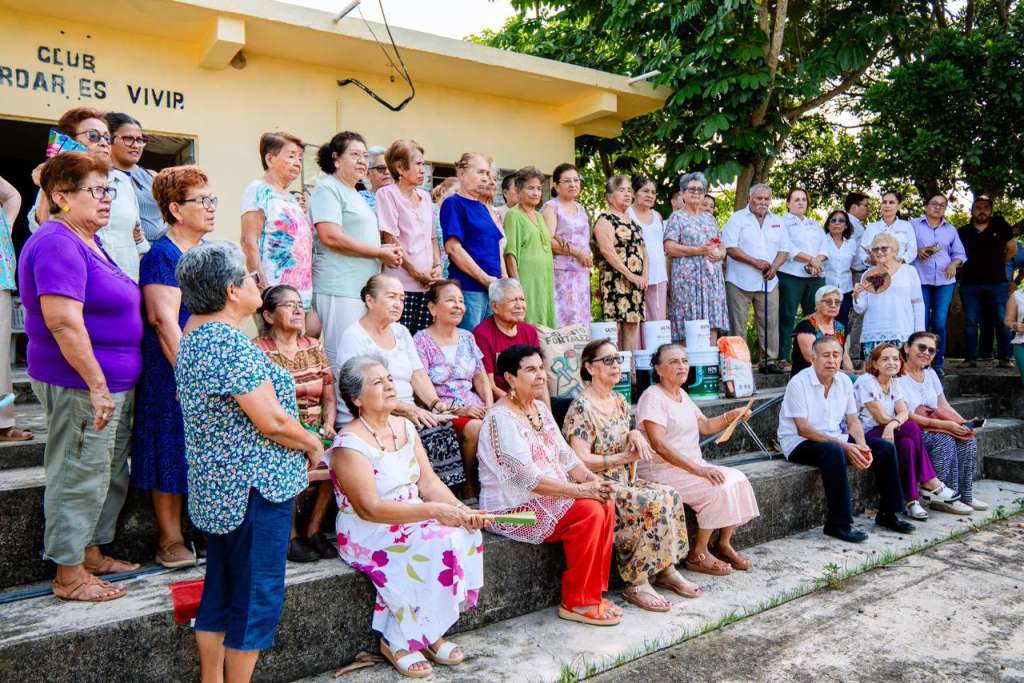 DIF Tuxpan entrega apoyos en Club del Adulto Mayor