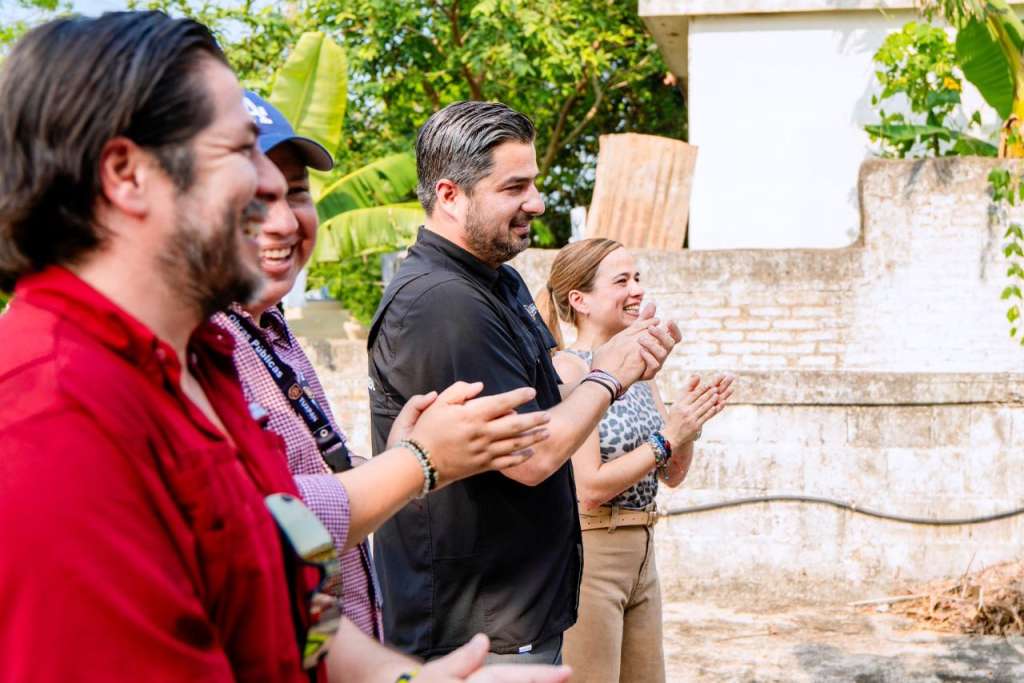 DIF Tuxpan entrega apoyos en Club del Adulto Mayor