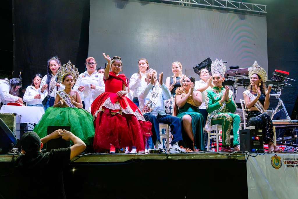 Coronacion de la corte real en el Festival del Pescador 2026