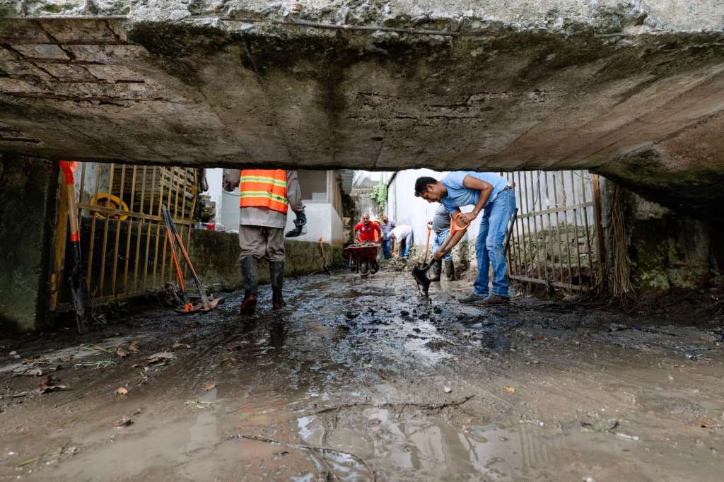 Limpieza de drenes pluviales en Tuxpan para prevenir inundaciones