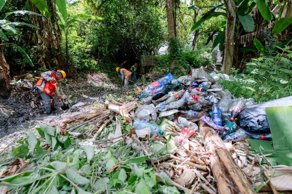 Trabajos de limpieza de drenes pluviales en Tuxpan