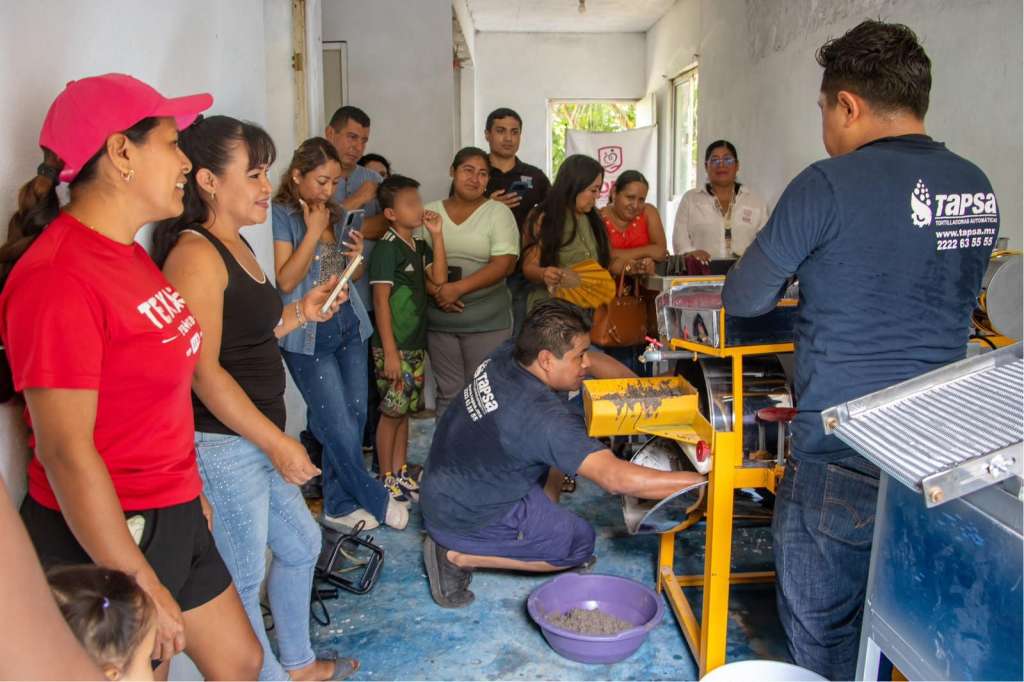 Proyectos productivos del DIF Tuxpan durante capacitación de beneficiarias