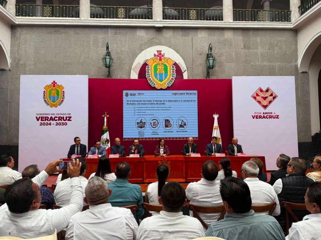 Alcalde de Tuxpan durante anuncio de bursatilización