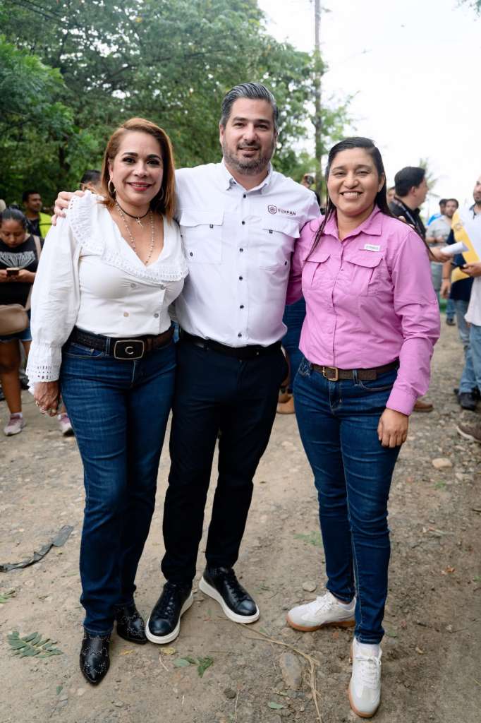 Alcalde de Tuxpan durante inicio de obra pública

