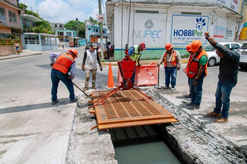 Sustitución de rejillas en Tuxpan en la calle 15 de Septiembre