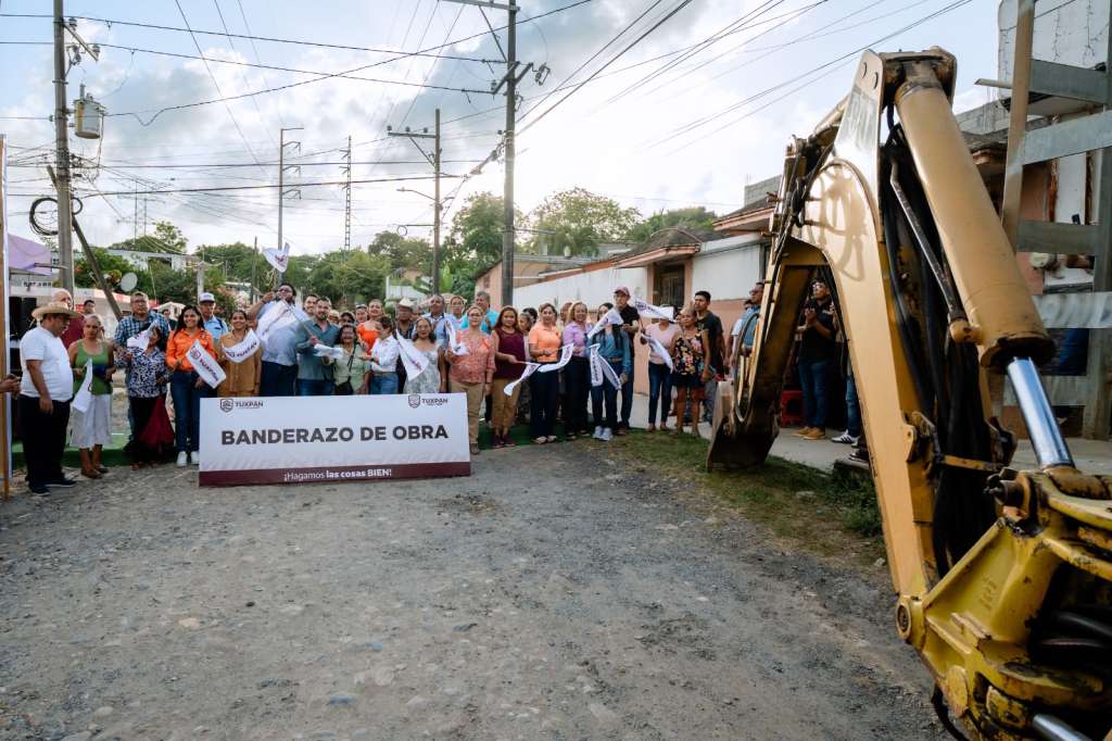 Inicio de pavimentación en Santiago de la Peña
