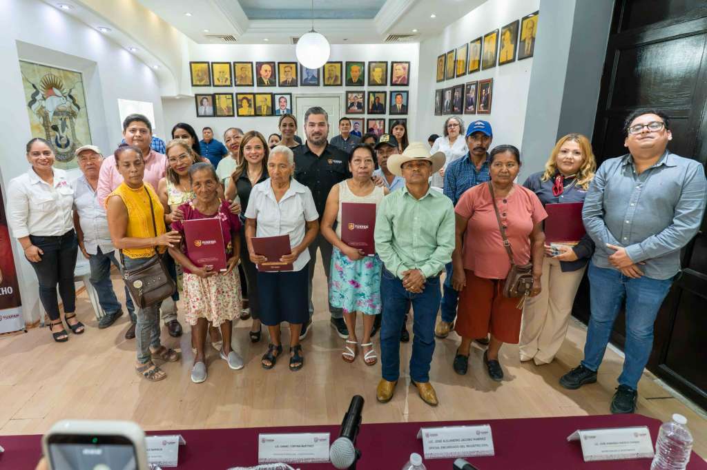 Entrega de actas de nacimiento del Registro Civil Tuxpan