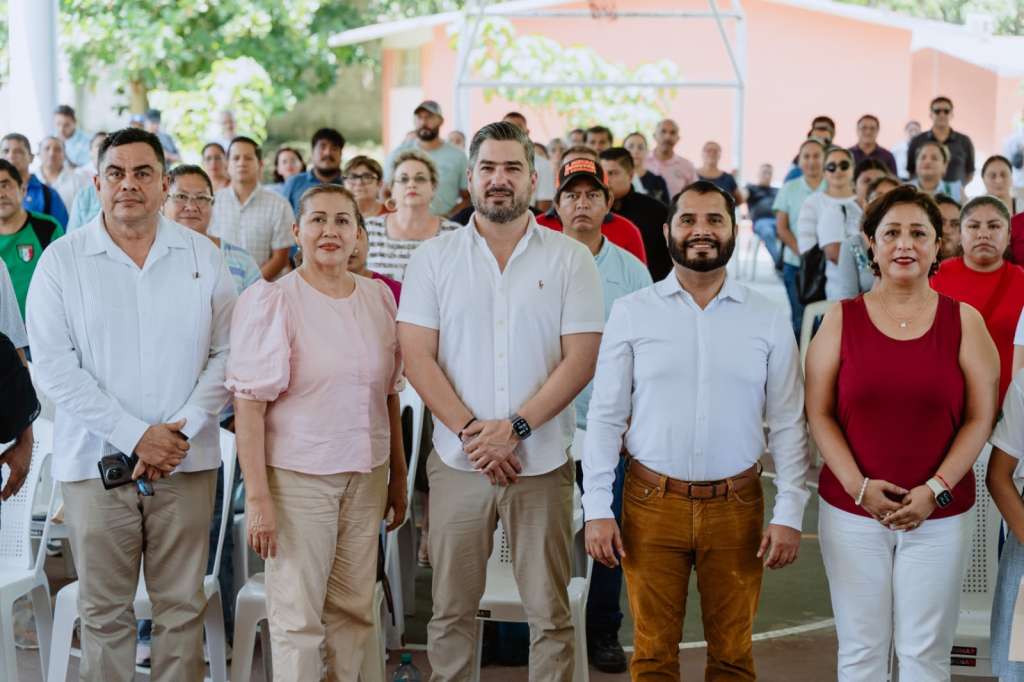 Pantallas para telesecundarias de Tuxpan durante entrega de apoyos