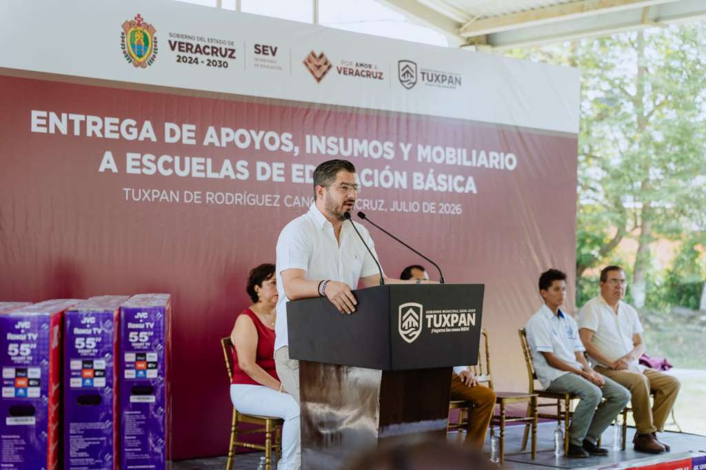 Entrega de pantallas a telesecundarias de Tuxpan
