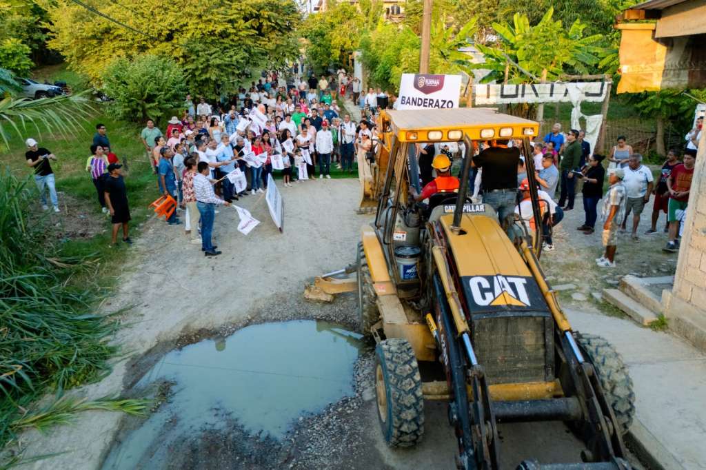 Maquinaria para pavimentación de calles en Alto Lucero