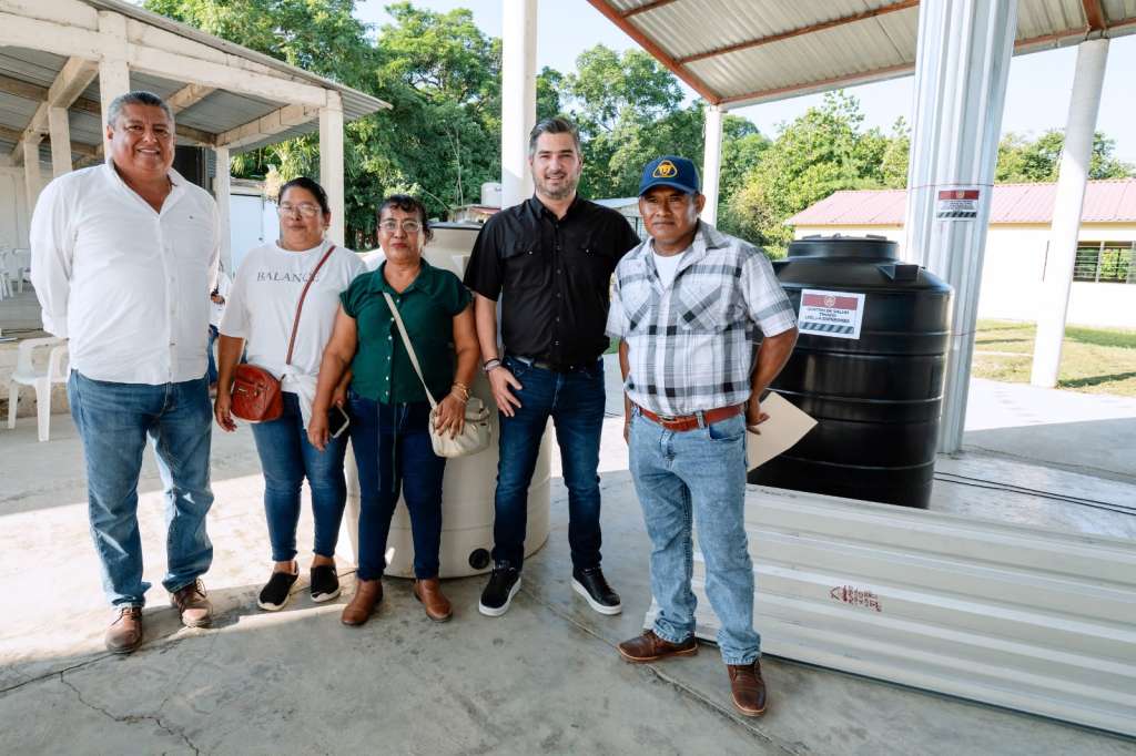 Entrega de apoyos sociales en comunidades de Tuxpan