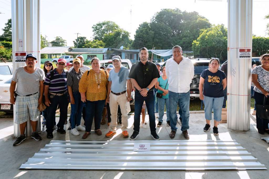 Entrega de láminas y tinacos en Tuxpan