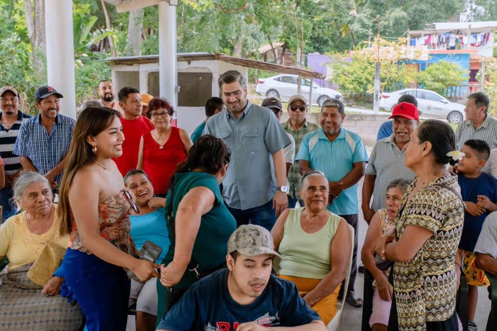 Daniel Cortina Martínez recorre comunidades de Tuxpan para atender necesidades de infraestructura.