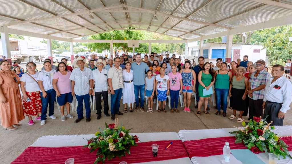 Daniel Cortina Martínez recorre comunidades de Tuxpan para atender necesidades de infraestructura.