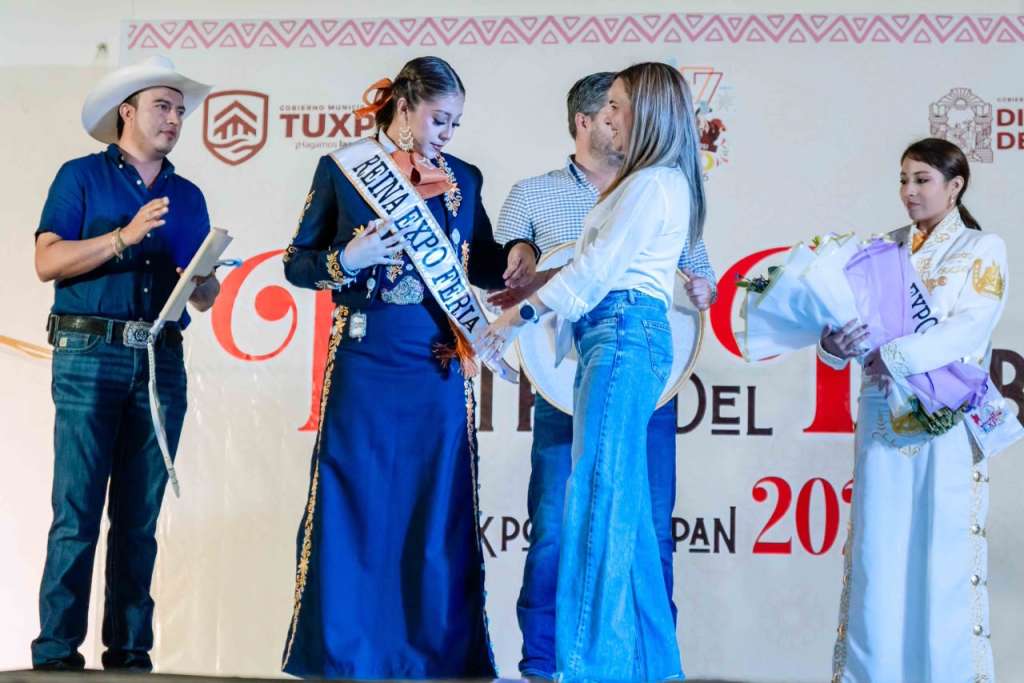 Daniel Cortina corona a Nikole Pulido Kokke como reina de la Expo Tuxpan 2026.

