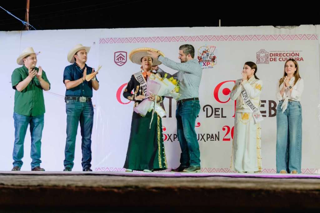 Daniel Cortina corona a Nikole Pulido Kokke como reina de la Expo Tuxpan 2026.

