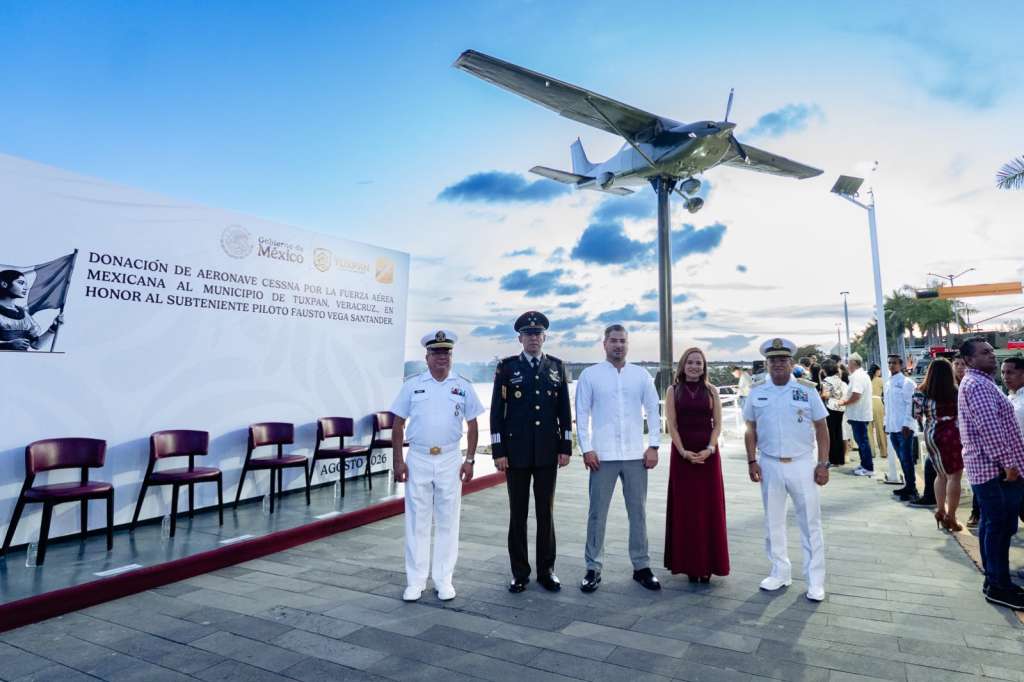 Monumento conmemorativo a Fausto Vega Santander con aeronave Cessna 182 Skylane en Tuxpan.