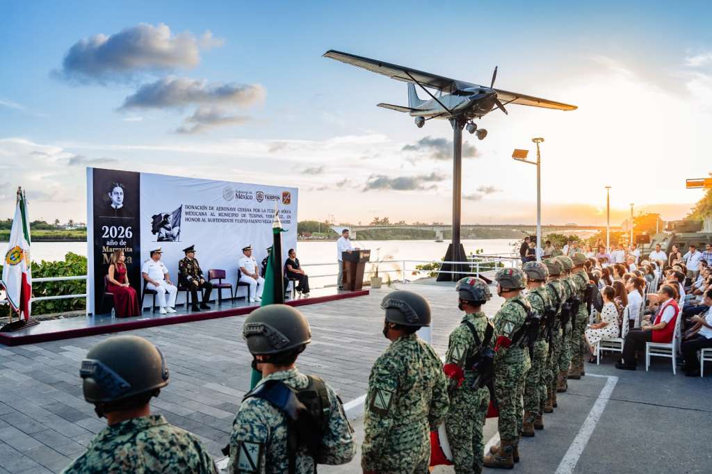 Monumento conmemorativo a Fausto Vega Santander con aeronave Cessna 182 Skylane en Tuxpan.