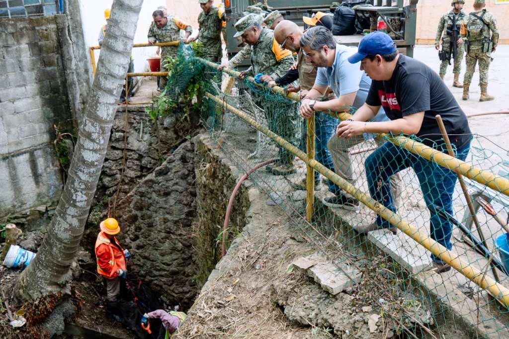 Limpieza y desazolve del dren Galeana para prevenir inundaciones en Tuxpan.