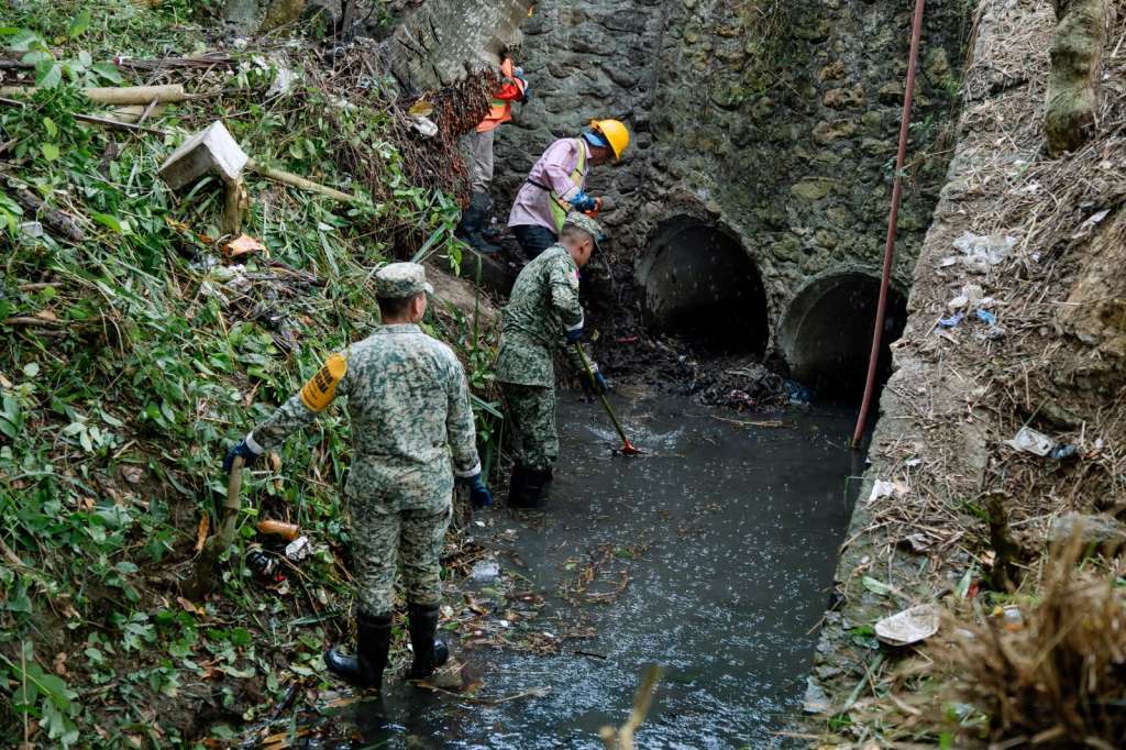 Limpieza y desazolve del dren Galeana para prevenir inundaciones en Tuxpan.