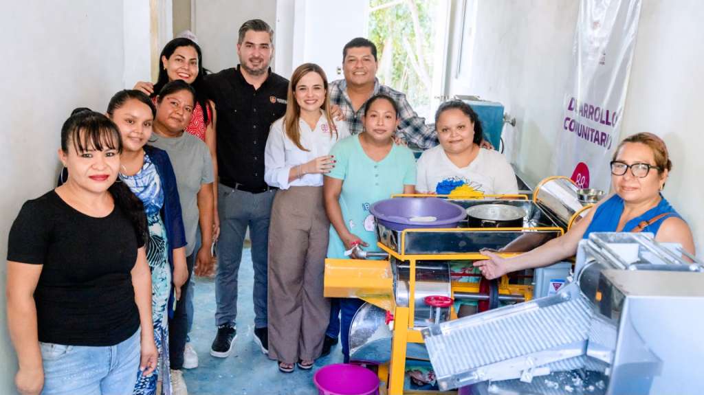 Fotografía de la entrega del molino y tortillería comunitaria, con Daniel Cortina Martínez, Marisol Martínez Barrios y las mujeres beneficiarias.