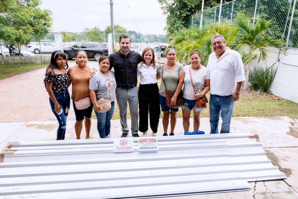 Apoyos a comunidades de Tuxpan con entrega de láminas y tinacos