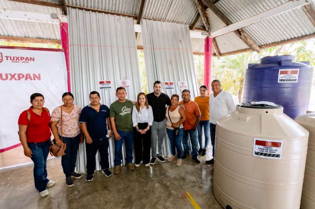 Apoyos a comunidades de Tuxpan con entrega de láminas y tinacos