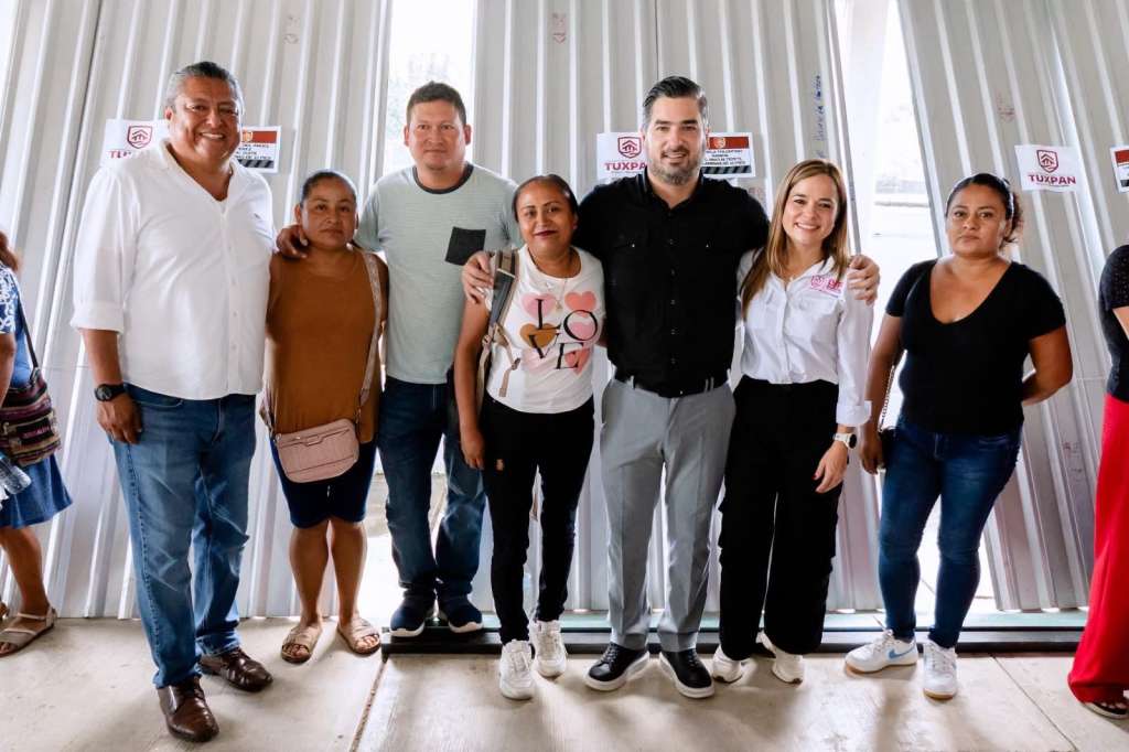 Apoyos a comunidades de Tuxpan con entrega de láminas y tinacos