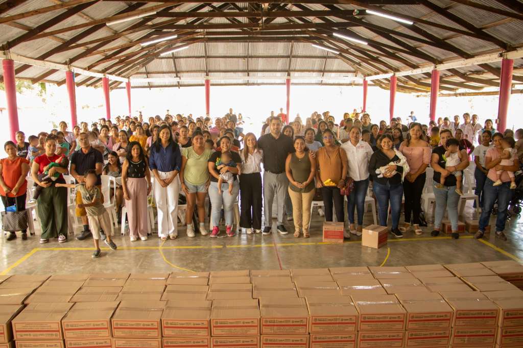 Entrega del Programa Mil Días a madres y mujeres embarazadas de Tuxpan.