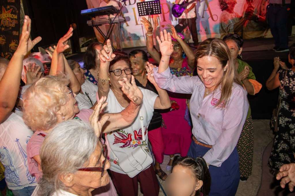 Adultos mayores de Tuxpan participan en el festejo “Abuelitos a la Pista”.