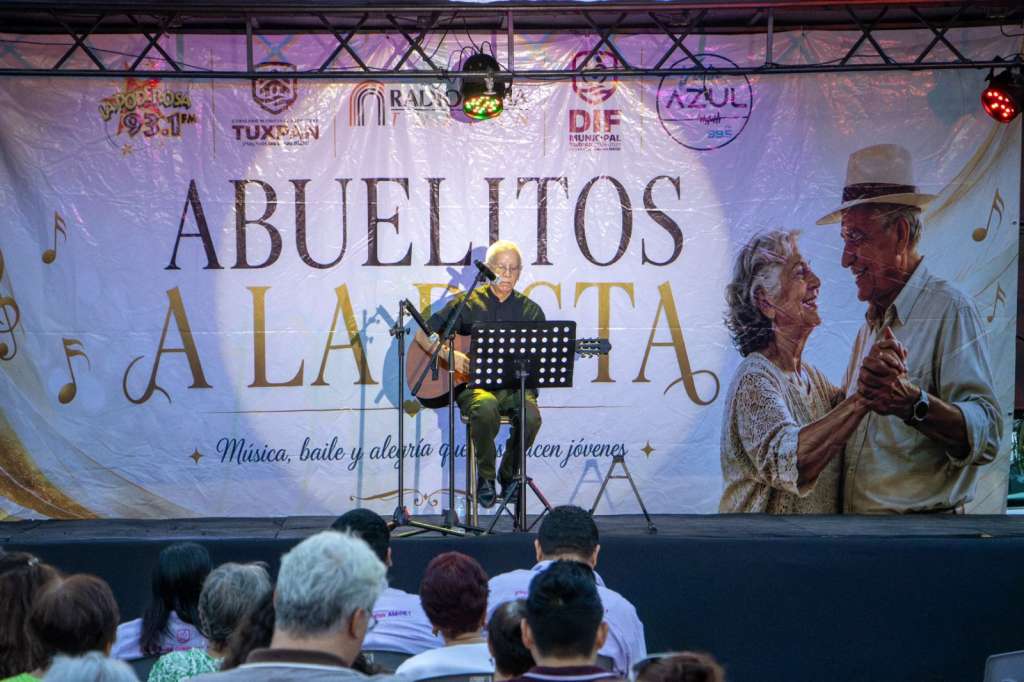 Adultos mayores de Tuxpan participan en el festejo “Abuelitos a la Pista”.