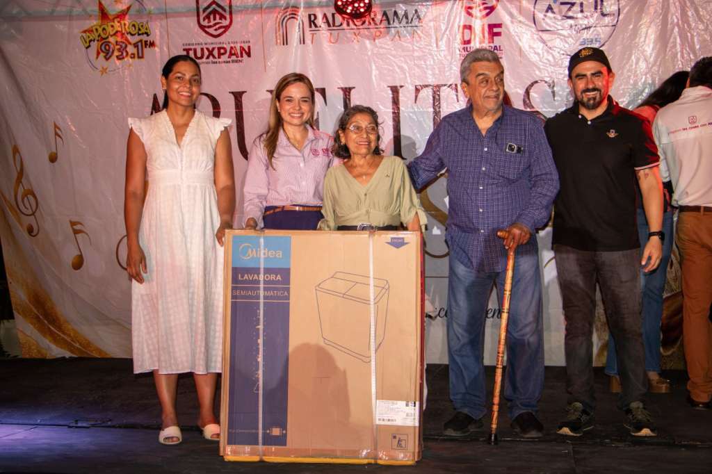 Adultos mayores de Tuxpan participan en el festejo “Abuelitos a la Pista”.