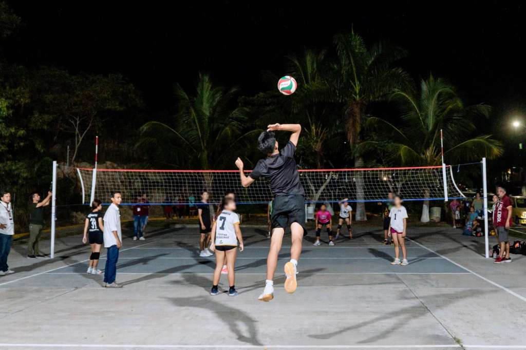 Canchas deportivas de Petrópolis rehabilitadas por el Gobierno Municipal de Tuxpan.