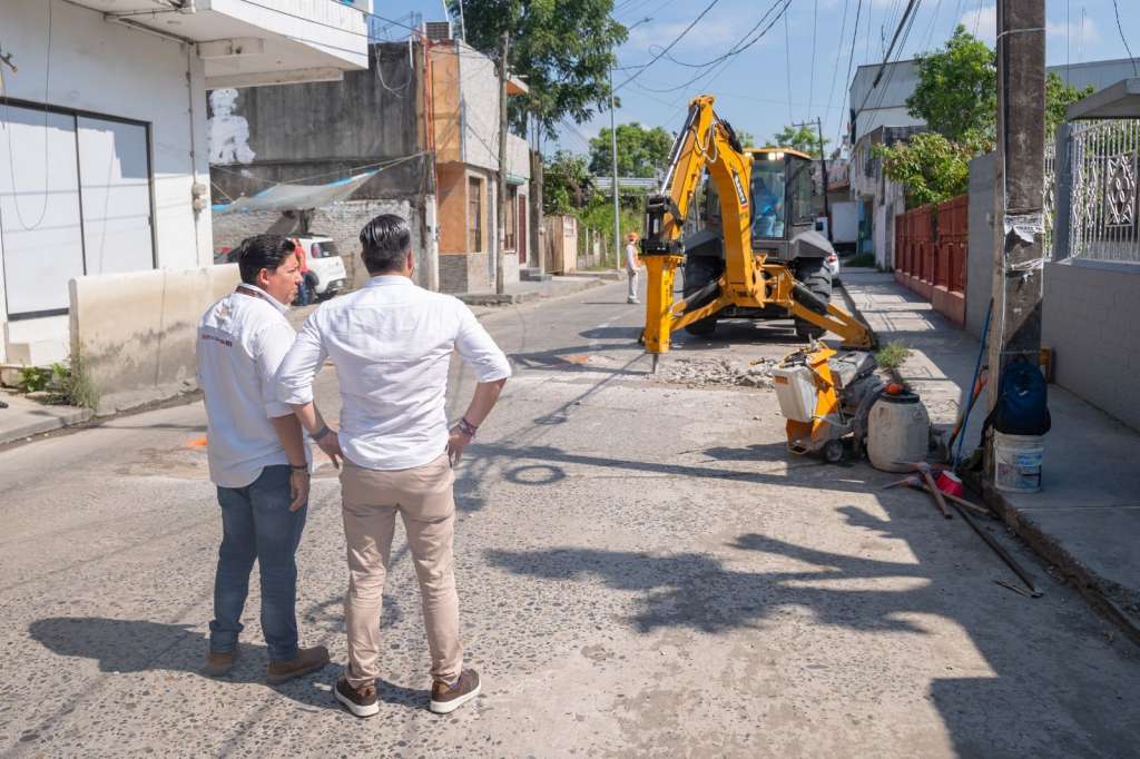 Trabajos de rehabilitación de la calle Colombia en Tuxpan.