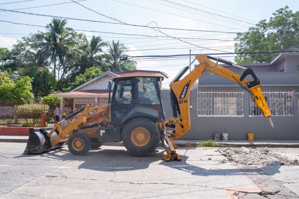 Rehabilitación de la calle Colombia con reparación de baches y drenaje.