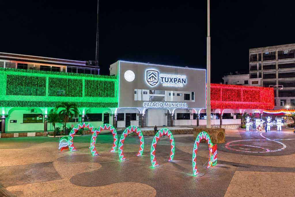Palacio Municipal de Tuxpan decorado para las Fiestas Patrias.