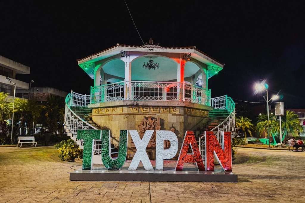 Espacios públicos de Tuxpan con decoración alusiva al mes patrio.