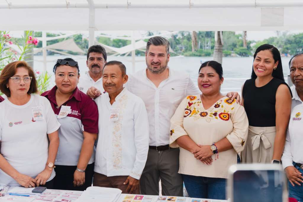 Feria Municipal de Alfabetización de Tuxpan con participación de instituciones educativas.