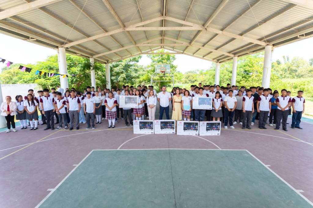 Equipamiento educativo en Tuxpan con entrega de pantallas al Telebachillerato Anáhuac.