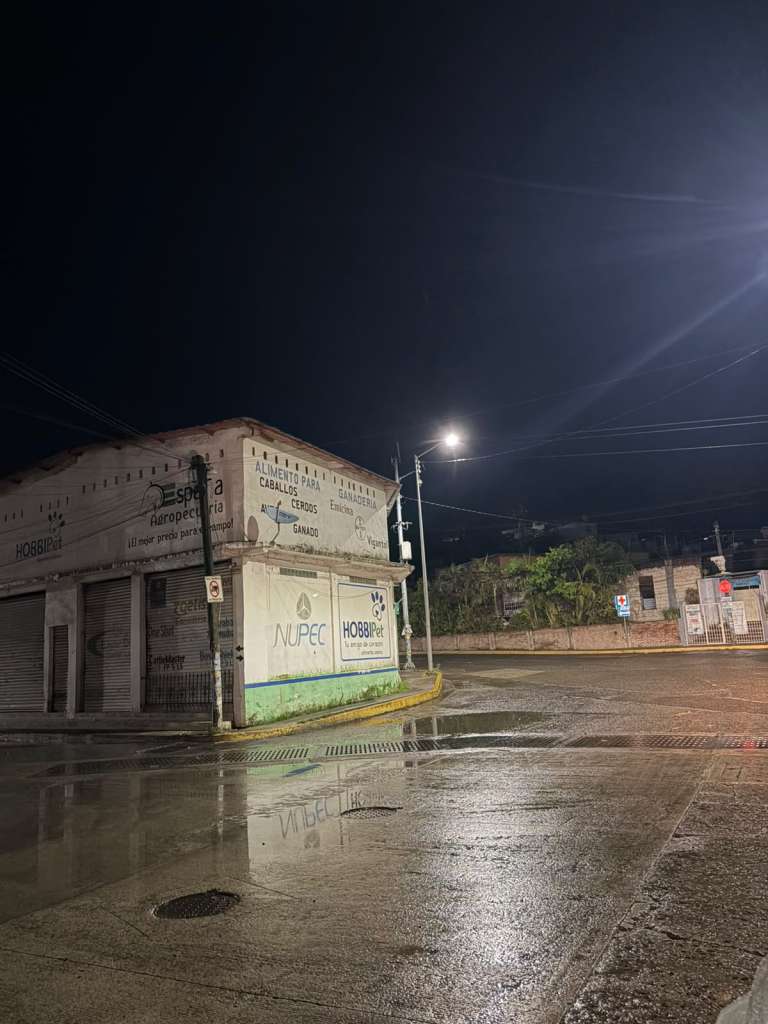Desazolve de drenajes en Tuxpan para mejorar el flujo del agua de lluvia.