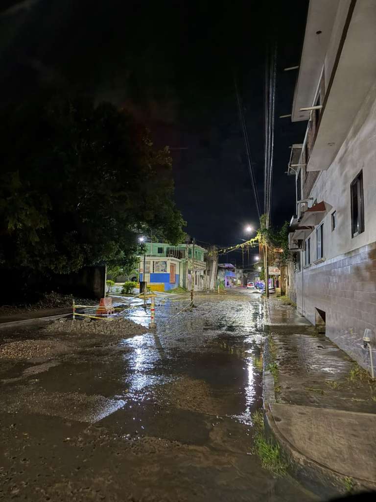 Trabajos de mantenimiento pluvial en puntos críticos de Tuxpan.