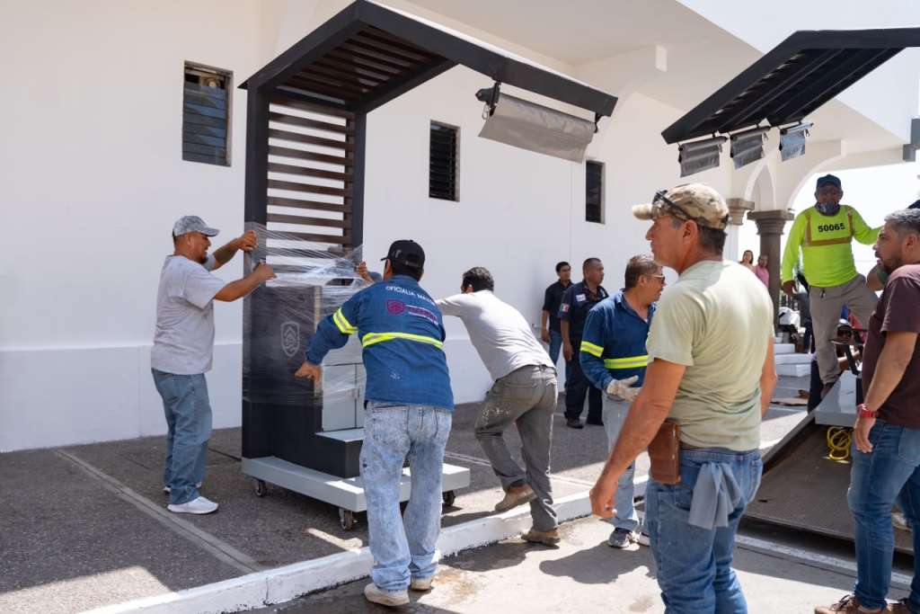 Apoyo a boleros en Tuxpan mediante la entrega de siete carritos nuevos.