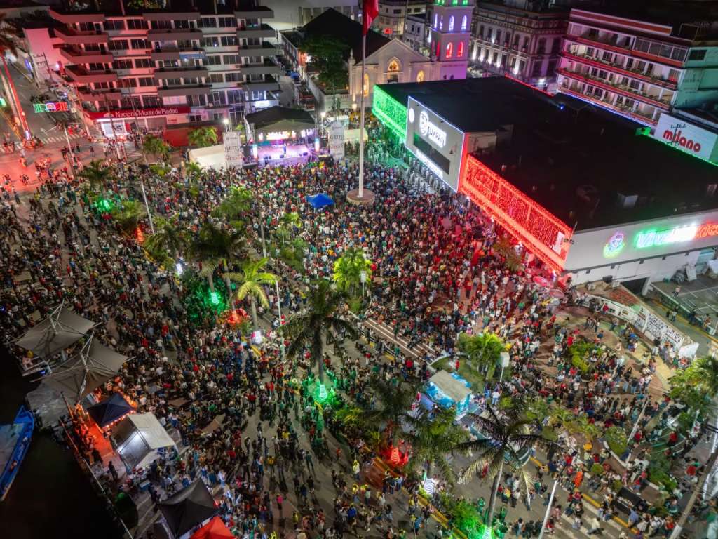 Celebración del Grito de Independencia en la Plaza Cívica de Tuxpan.