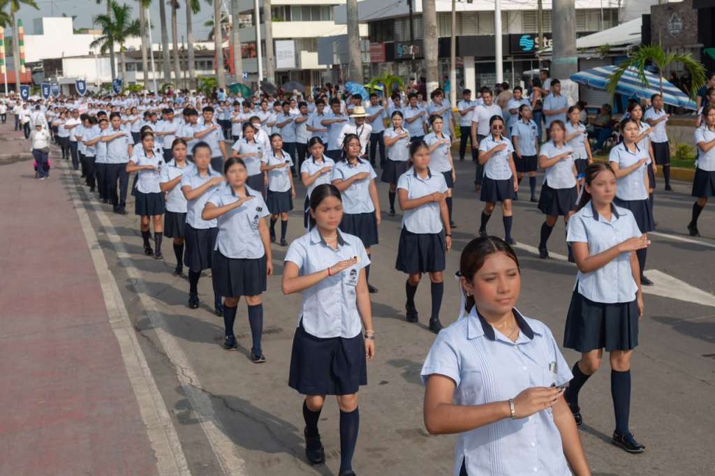 Estudiantes participan en el desfile cívico-militar del 16 de septiembre en Tuxpan.