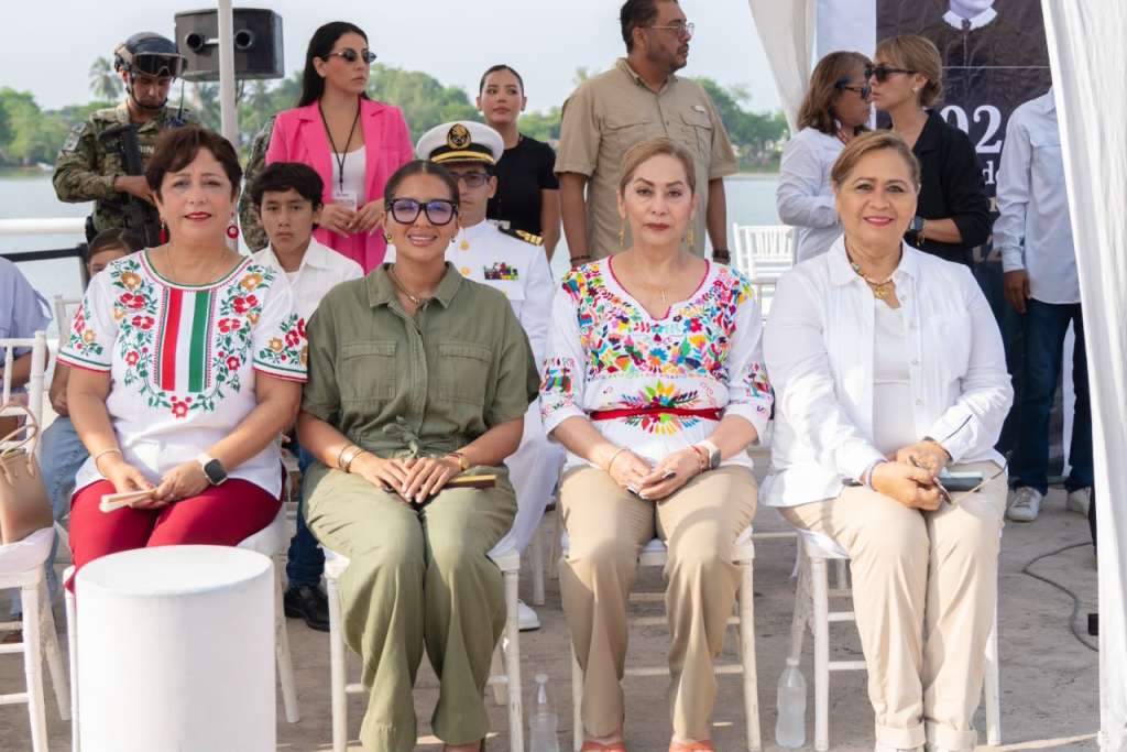 Contingentes de las Fuerzas Armadas y corporaciones municipales durante el desfile cívico-militar en Tuxpan.