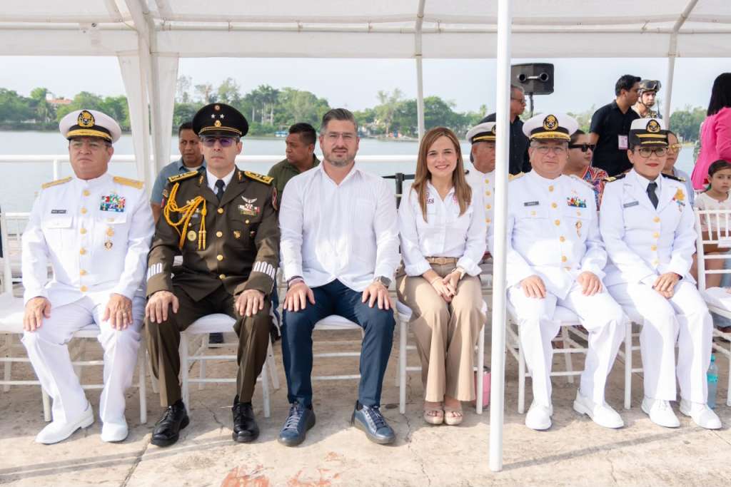 Contingentes de las Fuerzas Armadas y corporaciones municipales durante el desfile cívico-militar en Tuxpan.